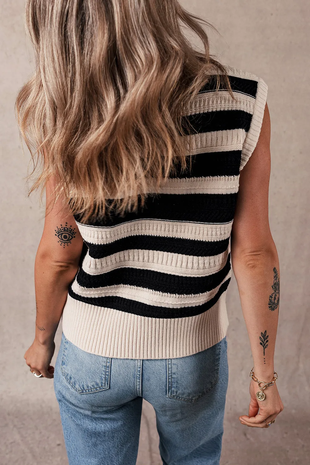 Gilet pull tricoté à rayures noires et bordure ctelée