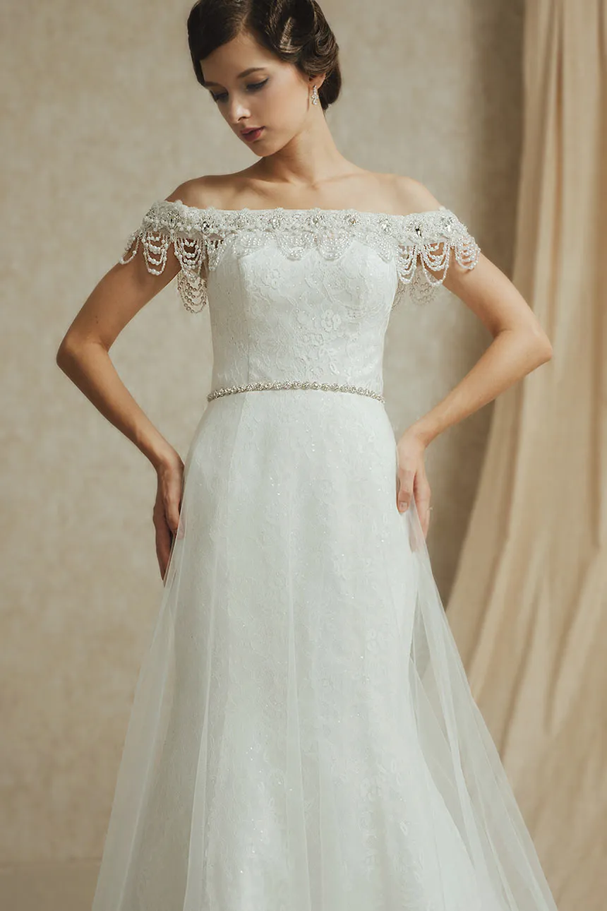 Robe de mariage cintrée avec encolure tombante ornée de perles
