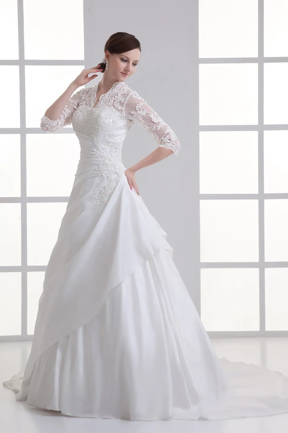 Robe mairée blanche ornée avec appliques à manche 3/ 4