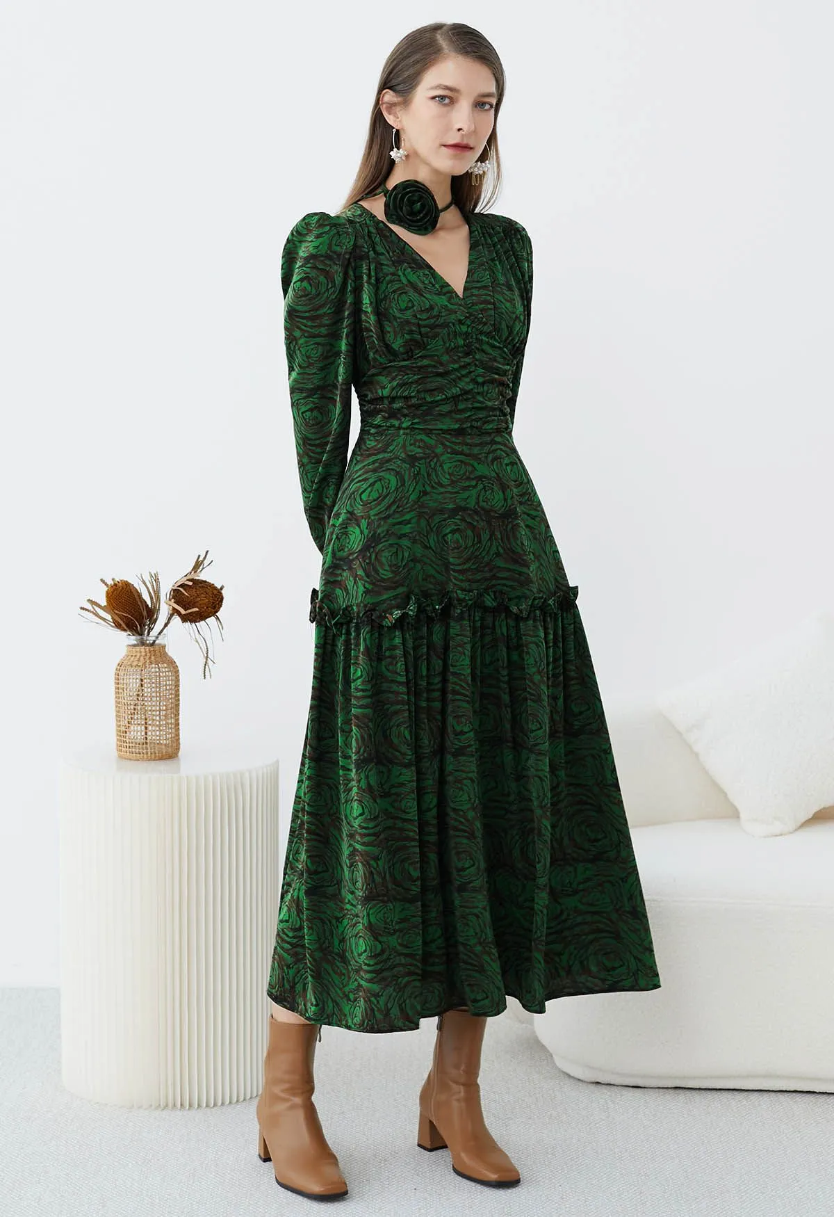 Robe mi-longue froncée à col en V et ras du cou de couleur vert foncé