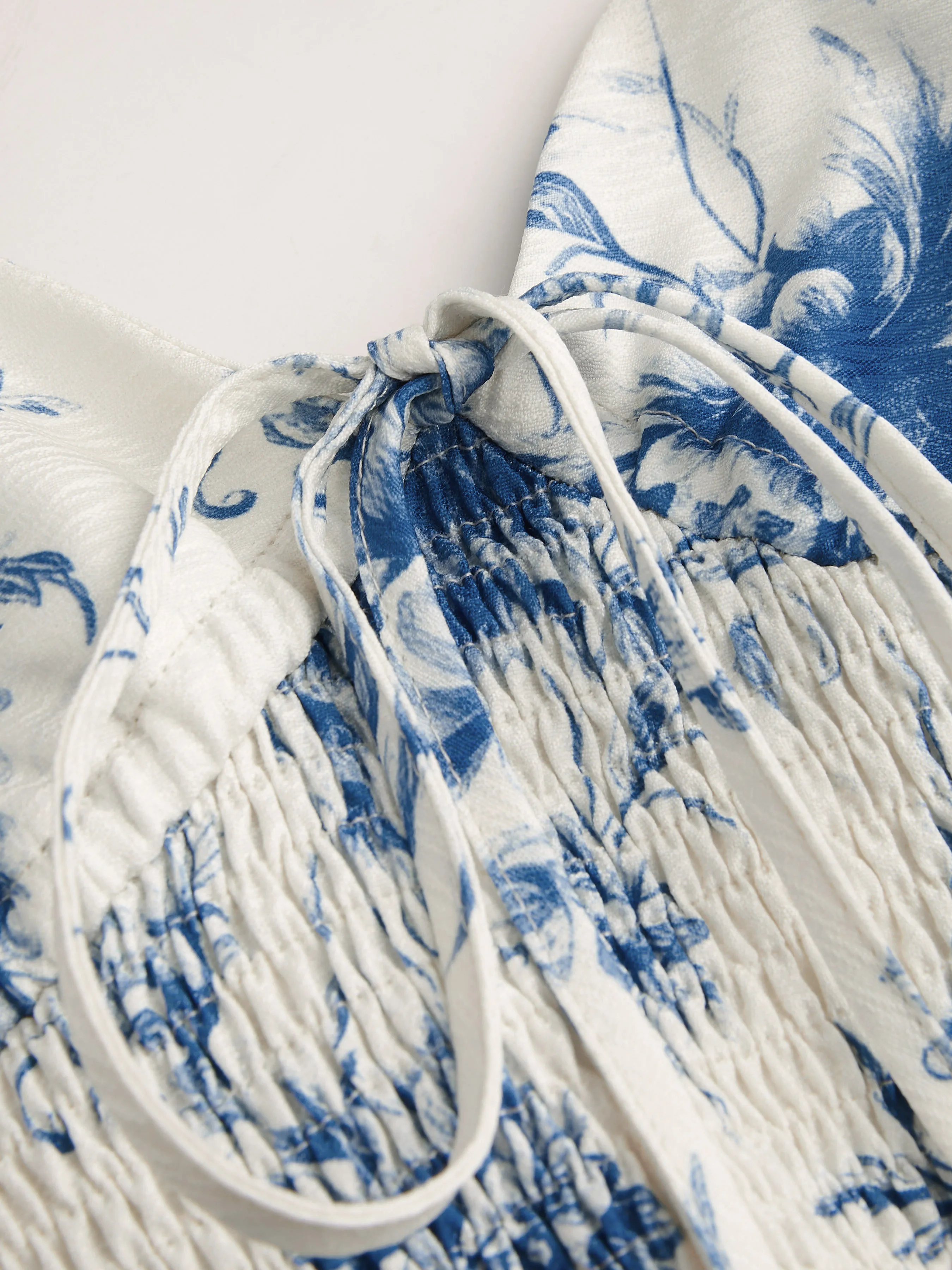 Robe mini à fleurs nouée et froncée avec découpe en V pour vacances à la plage de Santorin